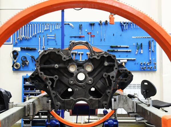 Двигатель в производственном цехе спортивного центра команды КАМАЗ-мастер в Набережных Челнах - Sputnik Латвия