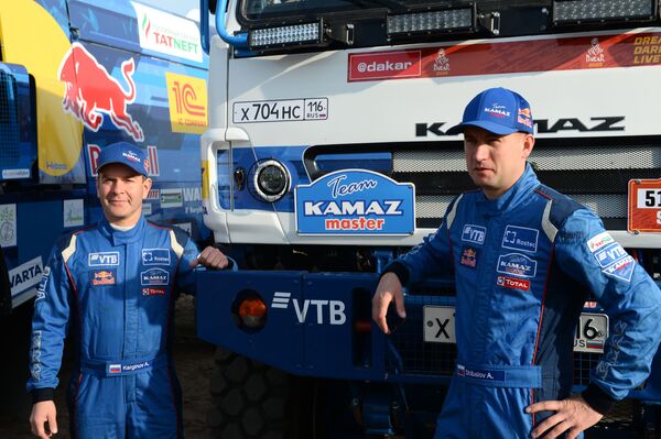 Пилоты команды Андрей Каргинов (слева) и Антон Шибалов перед тестовыми заездами на полигоне КАМАЗ-мастер - Sputnik Латвия