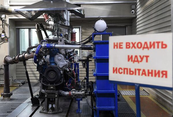 Испытательный стенд двигателя  в производственном цеех спортивного центра команды КАМАЗ-мастер в Набережных Челнах - Sputnik Латвия