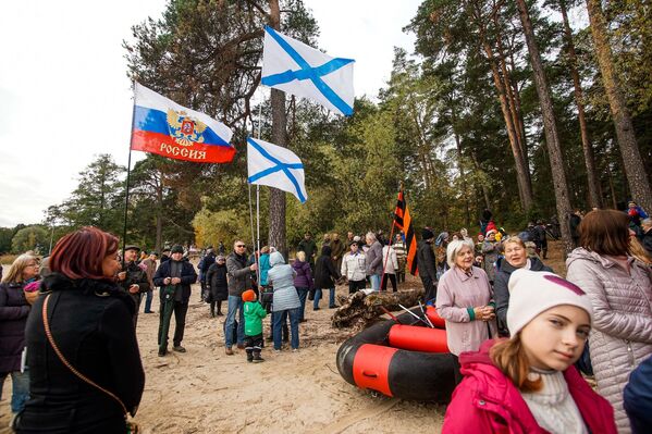 На берегу участников ждали люди с флагами - Sputnik Латвия