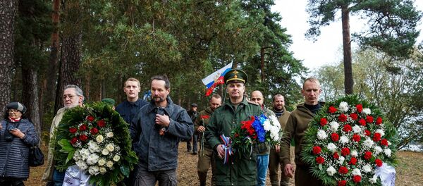 Военный атташе посольства России в Латвии и участнкии форсирования возложили цветы и венки к Памятной стеле на берегу Киш-озера - Sputnik Латвия