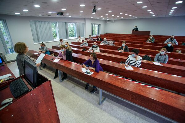 Сказано и написано по-русски: как прошел Тотальный диктант в Риге - Sputnik Латвия