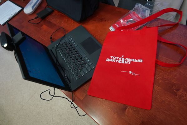 Сказано и написано по-русски: как прошел Тотальный диктант в Риге - Sputnik Латвия