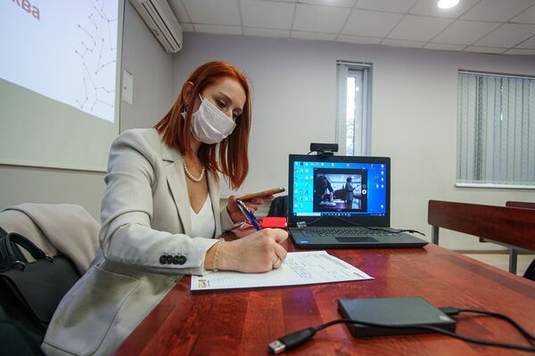 Сказано и написано по-русски: как прошел Тотальный диктант в Риге - Sputnik Латвия