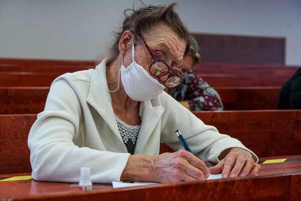 Сказано и написано по-русски: как прошел Тотальный диктант в Риге - Sputnik Латвия