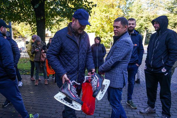 Давайте к нам на улицу: латвийские спортсмены призвали политиков покинуть кабинеты Давайте к нам на улицу: латвийские спортсмены призвали политиков покинуть кабинеты - Sputnik Латвия
