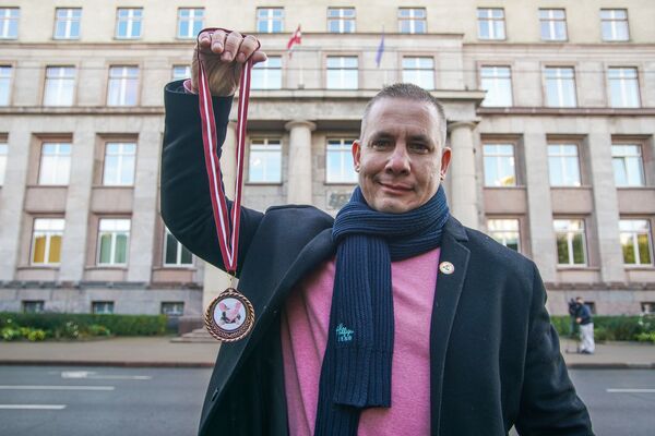 Давайте к нам на улицу: латвийские спортсмены призвали политиков покинуть кабинеты Давайте к нам на улицу: латвийские спортсмены призвали политиков покинуть кабинеты - Sputnik Латвия