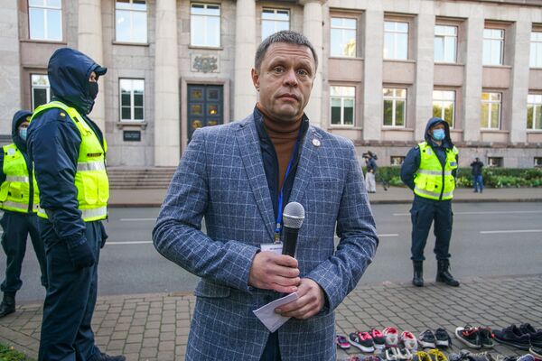 Давайте к нам на улицу: латвийские спортсмены призвали политиков покинуть кабинеты Давайте к нам на улицу: латвийские спортсмены призвали политиков покинуть кабинеты - Sputnik Латвия