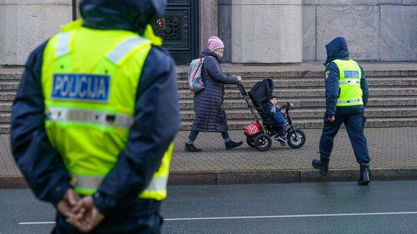 Митинг протеста у здания кабинета министров Латвии против решения правительства ограничить групповые тренировки в закрытых помещениях Митинг протеста у здания кабинета министров Латвии против решения правительства ограничить групповые тренировки в закрытых помещениях - Sputnik Латвия