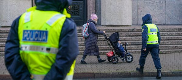 Митинг протеста у здания кабинета министров Латвии против решения правительства ограничить групповые тренировки в закрытых помещениях Митинг протеста у здания кабинета министров Латвии против решения правительства ограничить групповые тренировки в закрытых помещениях - Sputnik Latvija