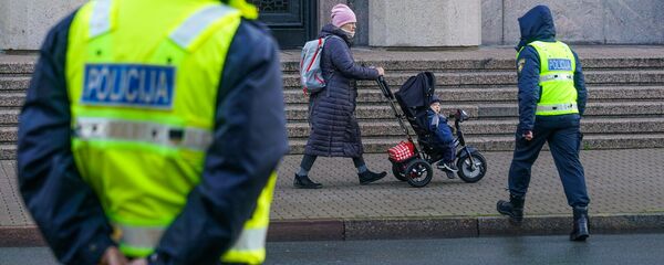 Митинг протеста у здания кабинета министров Латвии против решения правительства ограничить групповые тренировки в закрытых помещениях - Sputnik Latvija