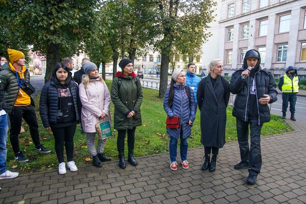 Митинг протеста у здания кабинета министров Латвии против решения правительства ограничить групповые тренировки в закрытых помещениях - Sputnik Латвия