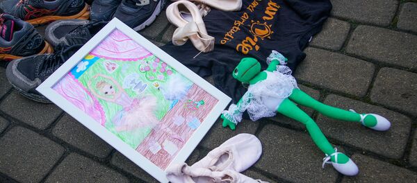 Митинг протеста у здания кабинета министров Латвии против решения правительства ограничить групповые тренировки в закрытых помещениях - Sputnik Латвия