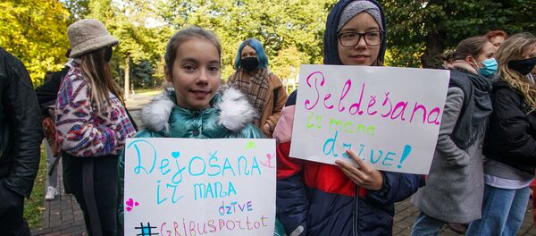 Митинг протеста у здания кабинета министров Латвии против решения правительства ограничить групповые тренировки в закрытых помещениях - Sputnik Латвия