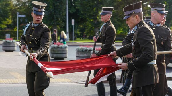 Солдаты почетного караула разворачивают флаг Латвии - Sputnik Латвия