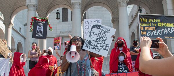 Протест против назначения на должность верховного судьи Эми Кони Барретт Протест против назначения на должность верховного судьи Эми Кони Барретт - Sputnik Латвия