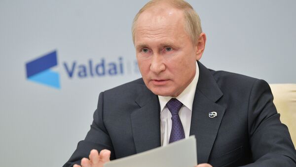 Президент РФ Владимир Путин принимает участие в заседании дискуссионного клуба Валдай - Sputnik Latvija