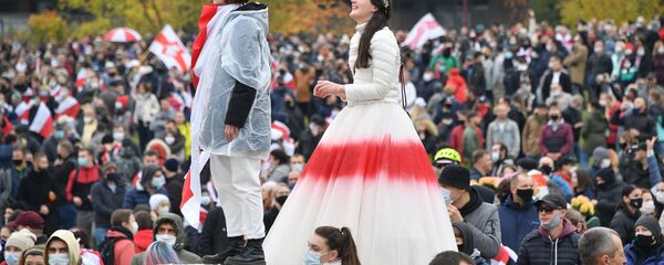 Участница акции протеста оппозиции Народный ультиматум в Минске - Sputnik Латвия