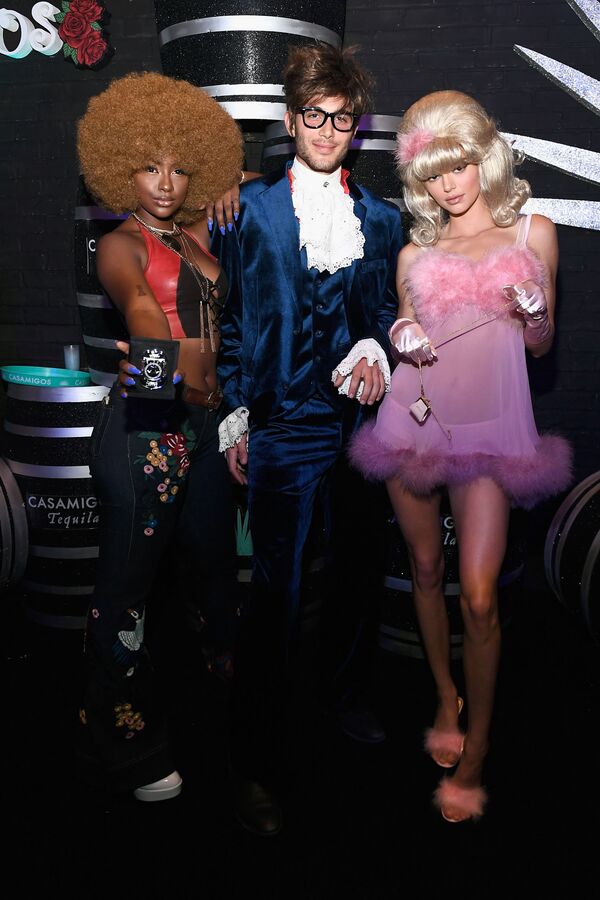 Модель Кендалл Дженнер в образе фембота из фильма «Остин Пауэрс» на Хэллоуин-вечеринке в Лас-Вегасе, США - Sputnik Латвия