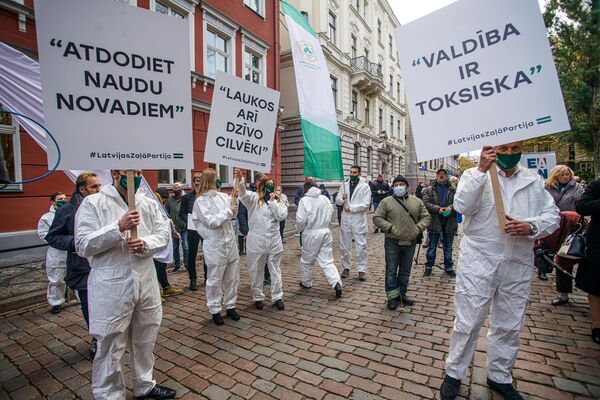 Хотят избавиться от всех, кто еще что-то делает: кому выгодно повышение налогов - Sputnik Латвия