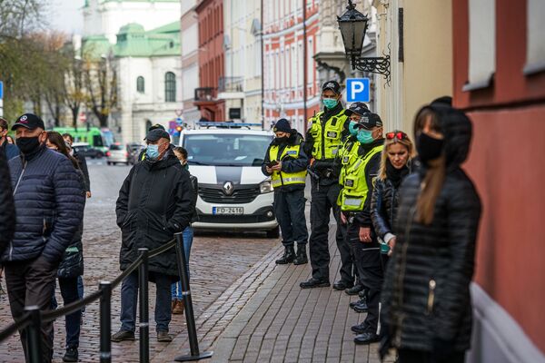 Полиция в масках рядом с акцией протеста - Sputnik Латвия