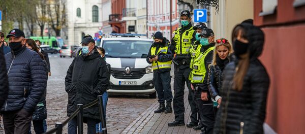 Полиция в масках рядом с акцией протеста Полиция в масках рядом с акцией протеста - Sputnik Латвия