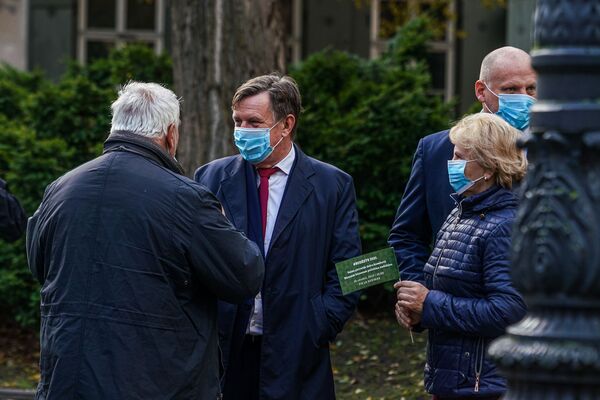 Черный флаг у входа в Сейм: SOS для Латвии, Власть ядовита - Sputnik Латвия