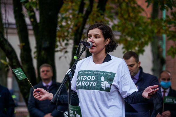 Черный флаг у входа в Сейм: SOS для Латвии, Власть ядовита - Sputnik Латвия