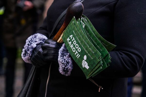 Хотят избавиться от всех, кто еще что-то делает: кому выгодно повышение налогов - Sputnik Латвия