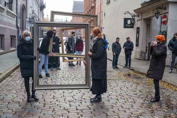 Черный флаг у входа в Сейм: SOS для Латвии, Власть ядовита - Sputnik Латвия