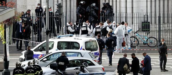 Полиция на месте нападения возле церкви Нотр-Дам в Ницце Полиция на месте нападения возле церкви Нотр-Дам в Ницце - Sputnik Latvija