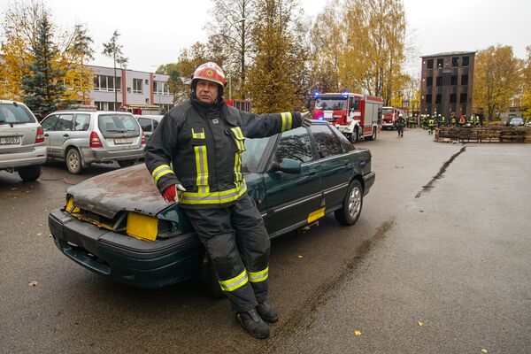 Страшно, но безопасно: пожарные в Латвии жгут машины и показывают, как тушить Страшно, но безопасно: пожарные в Латвии жгут машины и показывают, как тушить - Sputnik Латвия