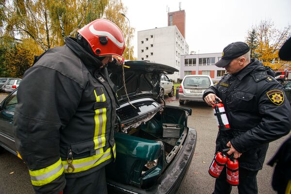 Страшно, но безопасно: пожарные в Латвии жгут машины и показывают, как тушить Страшно, но безопасно: пожарные в Латвии жгут машины и показывают, как тушить - Sputnik Латвия