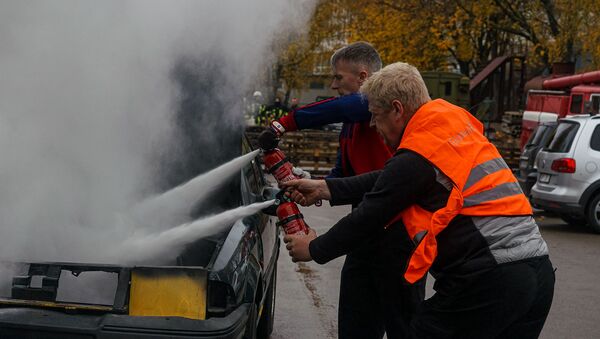 Латвийские пожарные продемонстрировали навыки по тушению автомобиля - Sputnik Латвия