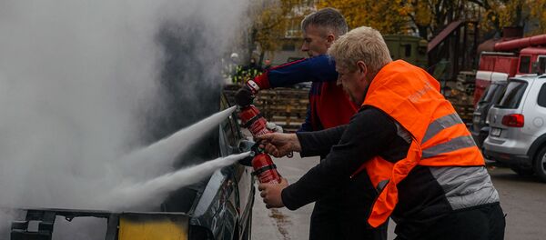 Латвийские пожарные продемонстрировали навыки по тушению автомобиля Латвийские пожарные продемонстрировали навыки по тушению автомобиля - Sputnik Латвия