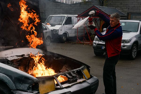 Страшно, но безопасно: пожарные в Латвии жгут машины и показывают, как тушить Страшно, но безопасно: пожарные в Латвии жгут машины и показывают, как тушить - Sputnik Латвия