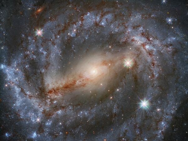 Спиральная галактика NGC 5643 с перемычкой (SBc) в созвездии Волка - Sputnik Latvija