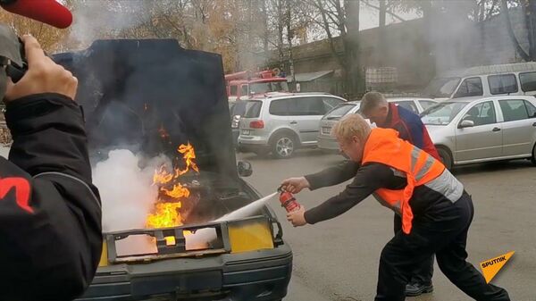 Страшно, но безопасно: пожарные в Латвии жгут машины и показывают, как тушить Страшно, но безопасно: пожарные в Латвии жгут машины и показывают, как тушить - Sputnik Латвия