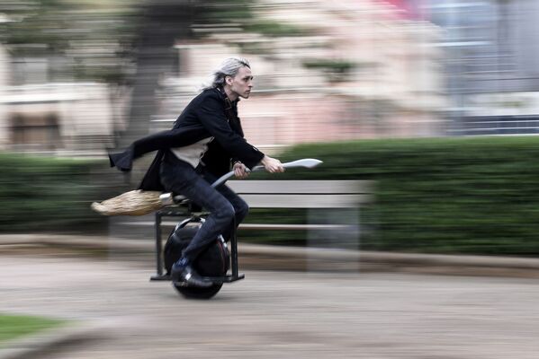 Мужчина на своем моноцикле в виде летающей метлы в Бразилии  - Sputnik Латвия