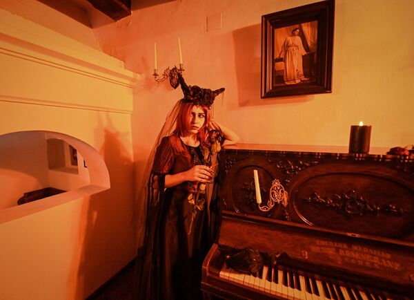 Актриса в костюме жены Дракулы во время Хэллоуина в Румынии  - Sputnik Латвия