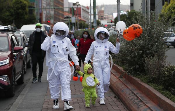 Люди в костюмах астронавтов в Боливии  - Sputnik Латвия