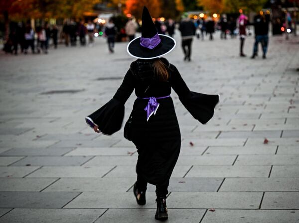 Девушка в костюме ведьмы в честь Хэллоуина в Косово  - Sputnik Латвия