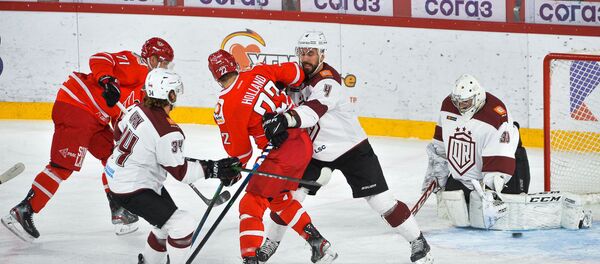 Матч Динамо (Рига) - Автомобилист (Екатеринбург). В воротах Александр Лазушин  - Sputnik Латвия