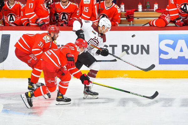 Безнадежная игра и поражение Динамо (Рига) в Екатеринбурге - Sputnik Латвия