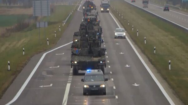 Гражданской земли все меньше: эксперт уличил США в военной экспансии в Балтии - Sputnik Латвия