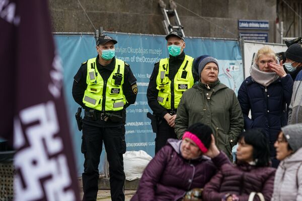 Ковид-диссиденты становятся пятой колонной в Латвии - Sputnik Латвия