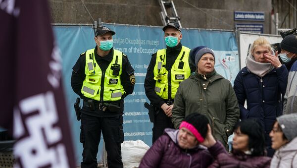 В Риге прошел марш против ношения масок - Sputnik Latvija