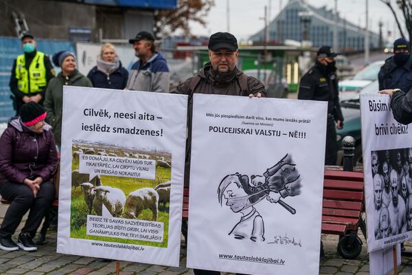 Ковид-диссиденты становятся пятой колонной в Латвии - Sputnik Латвия