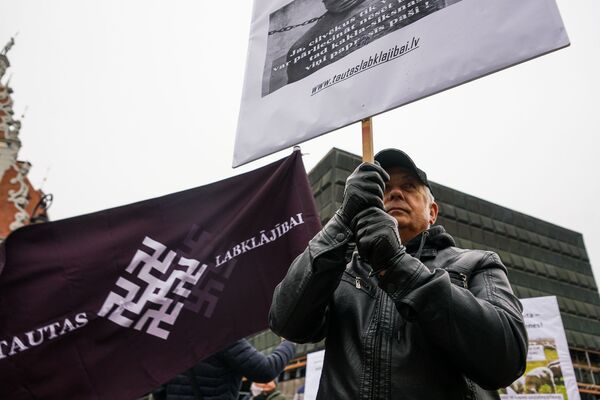 Ковид-диссиденты становятся пятой колонной в Латвии - Sputnik Латвия