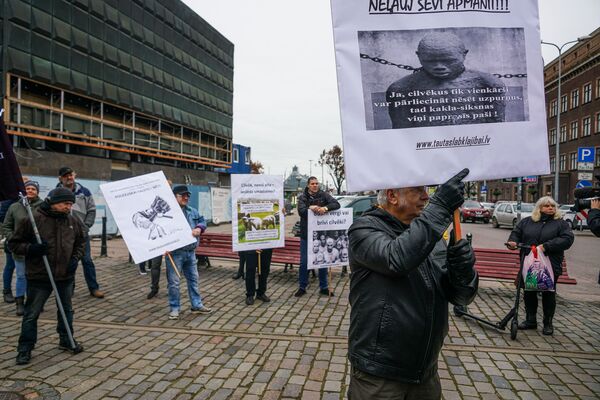 Ковид-диссиденты становятся пятой колонной в Латвии - Sputnik Латвия